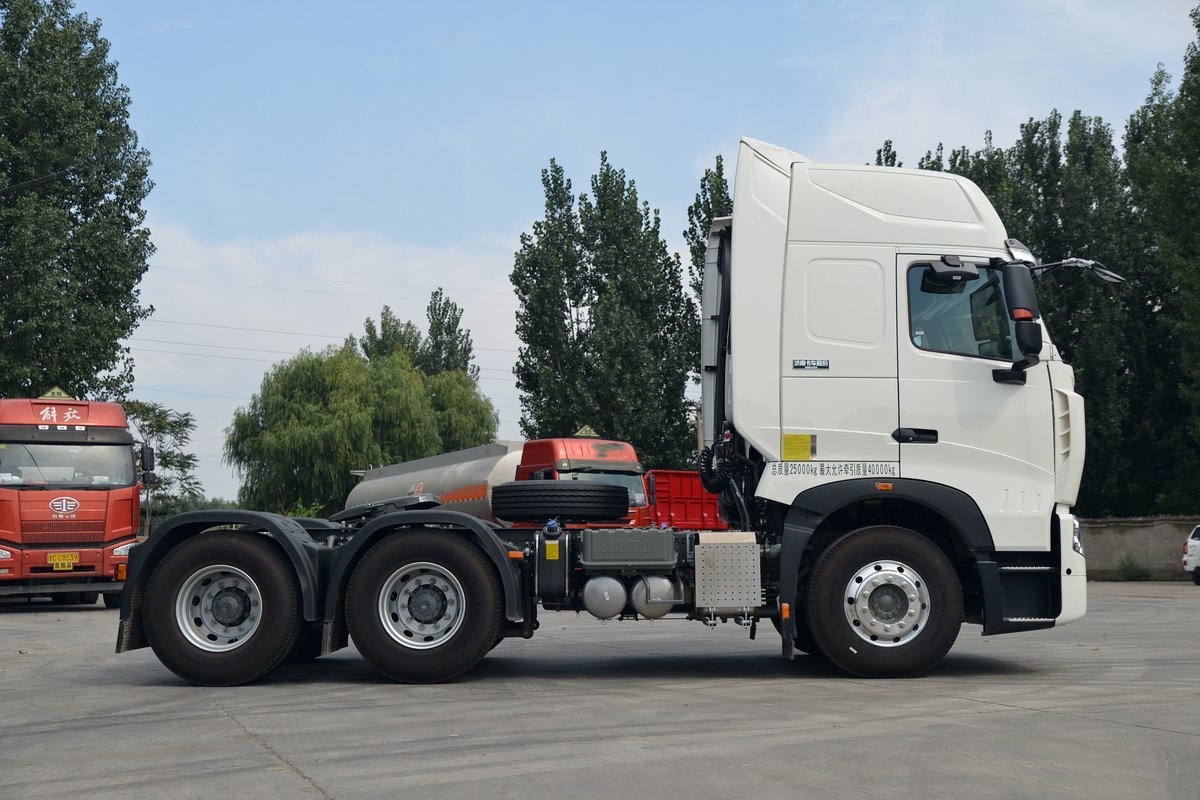 Camion-tracteur Sinotruk HOWO T7H 430 6X4 à vendre au Ghana