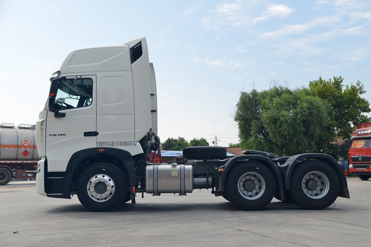 Camion-tracteur Sinotruk HOWO T7H 430 6X4 à vendre au Ghana