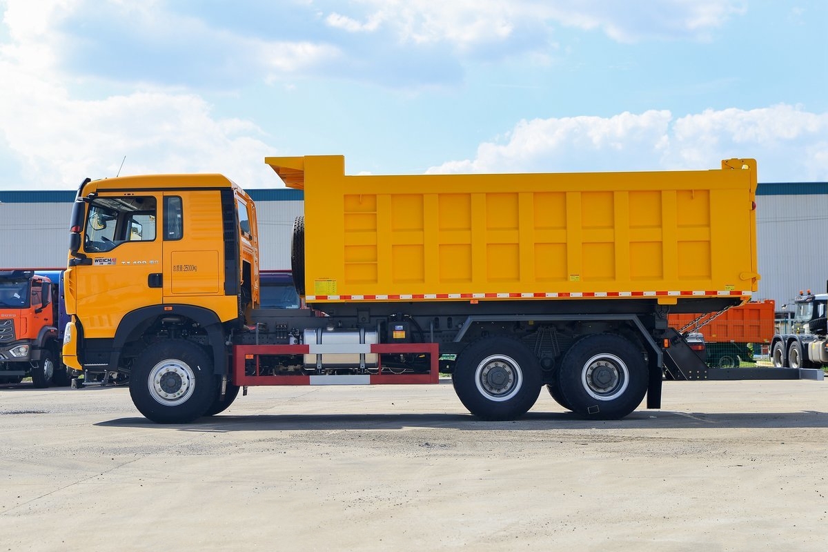 Camion-benne SINOTRUK HOWO TX 400HP 6X4 6.3m à vendre au Malawi